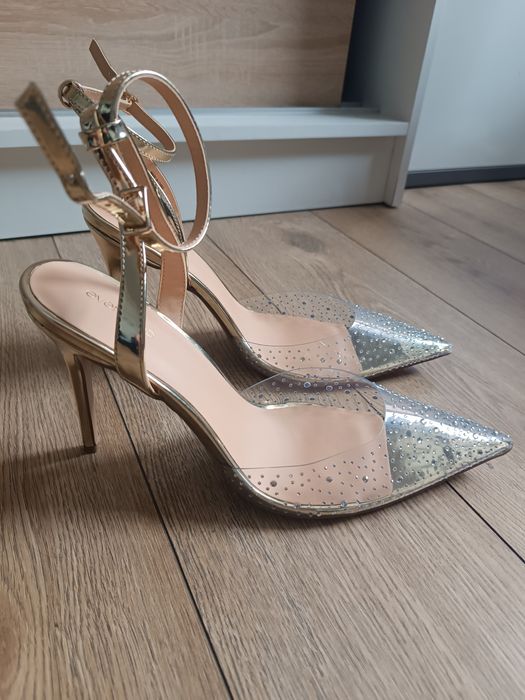 Transparentne szpilki