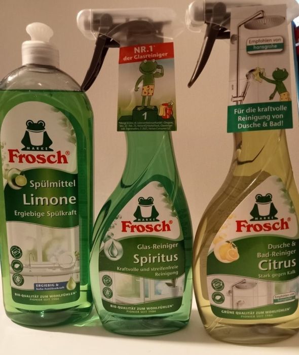 Zestaw zawiera płyn do mycia łazienki, do mycia okien i płyn do naczyń