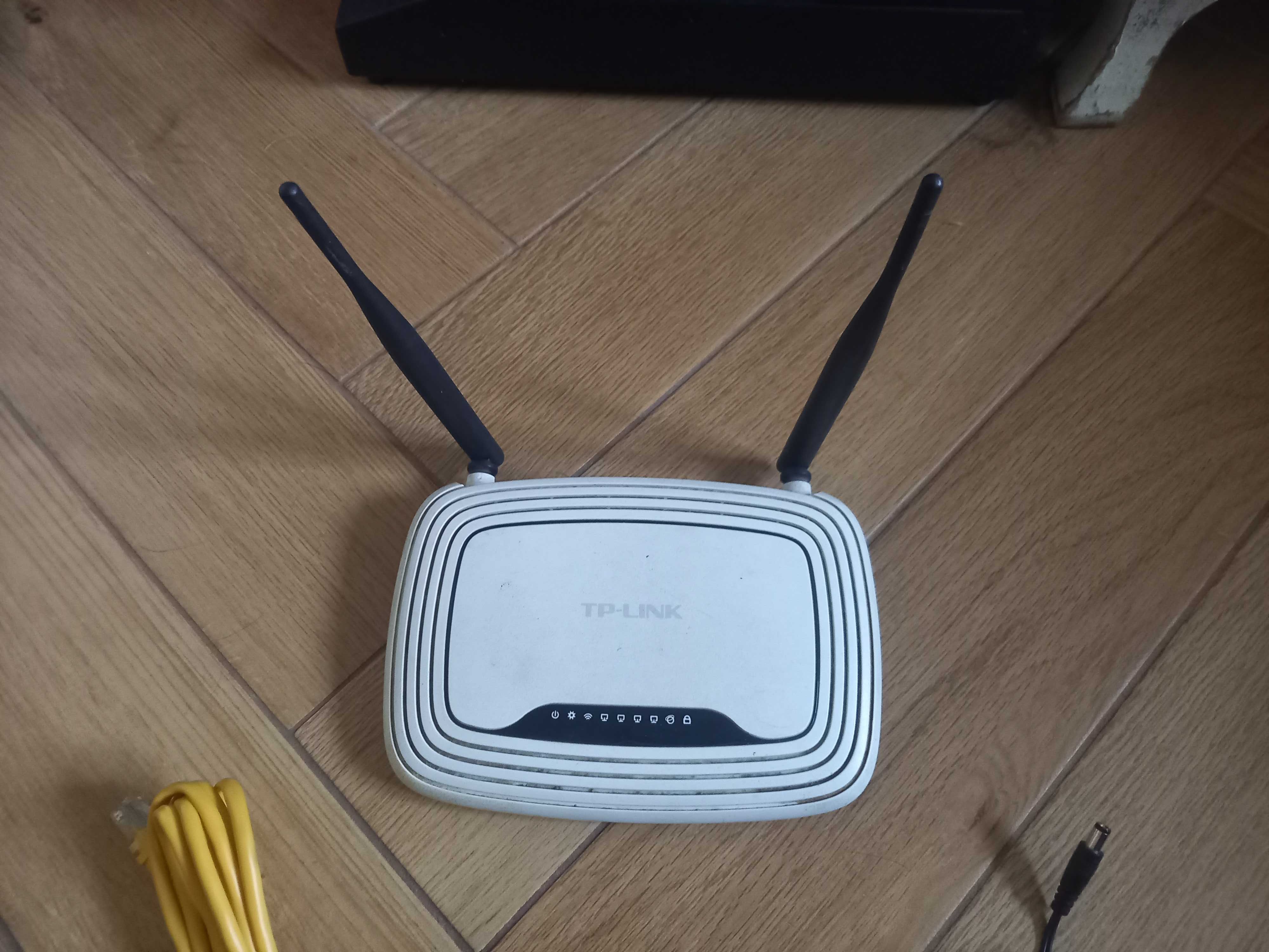 Router bezprzewodowy wifi z zasilaczem i nowym kablem sieciowym