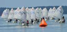 Regatowa żaglówka Optimist