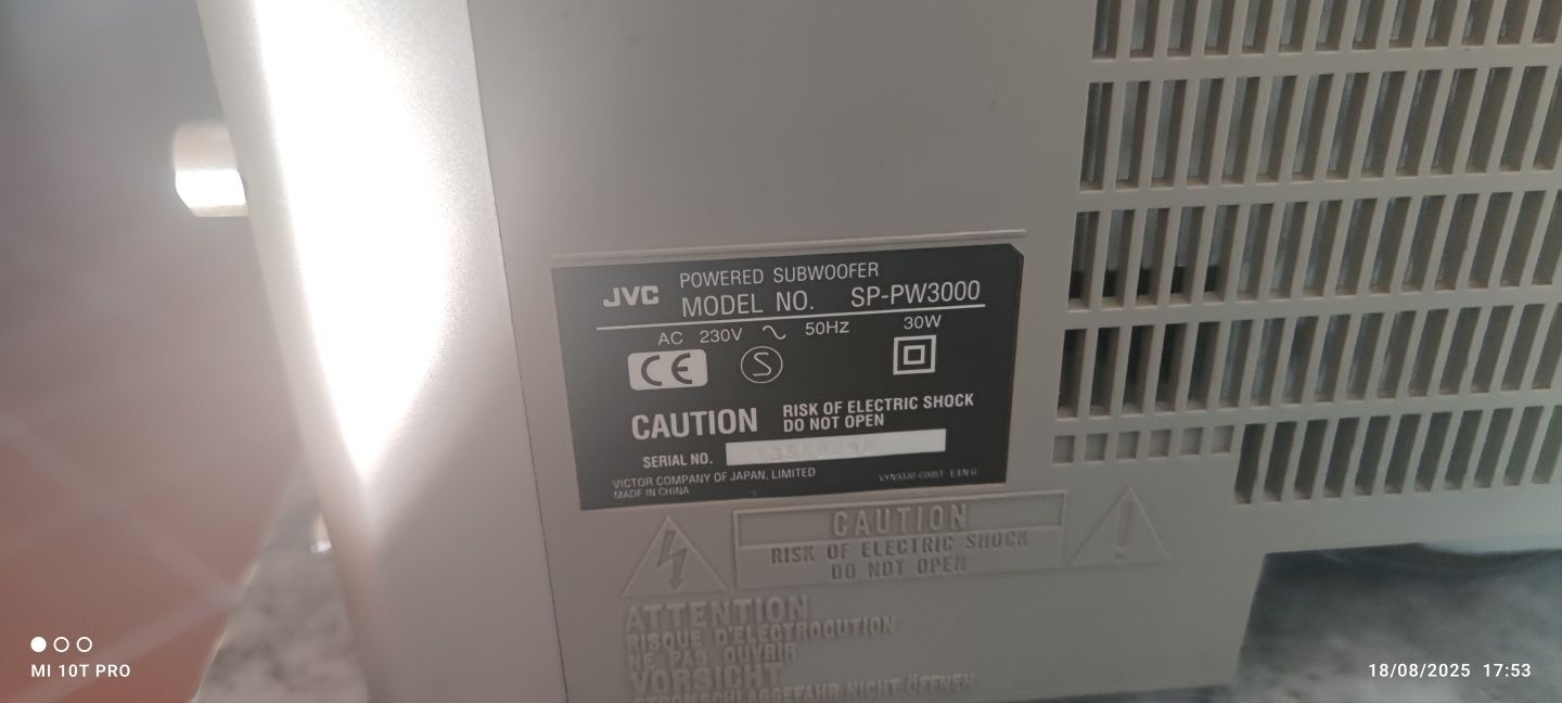 Subwoofer JVC muito bem estimada e a funcionar.