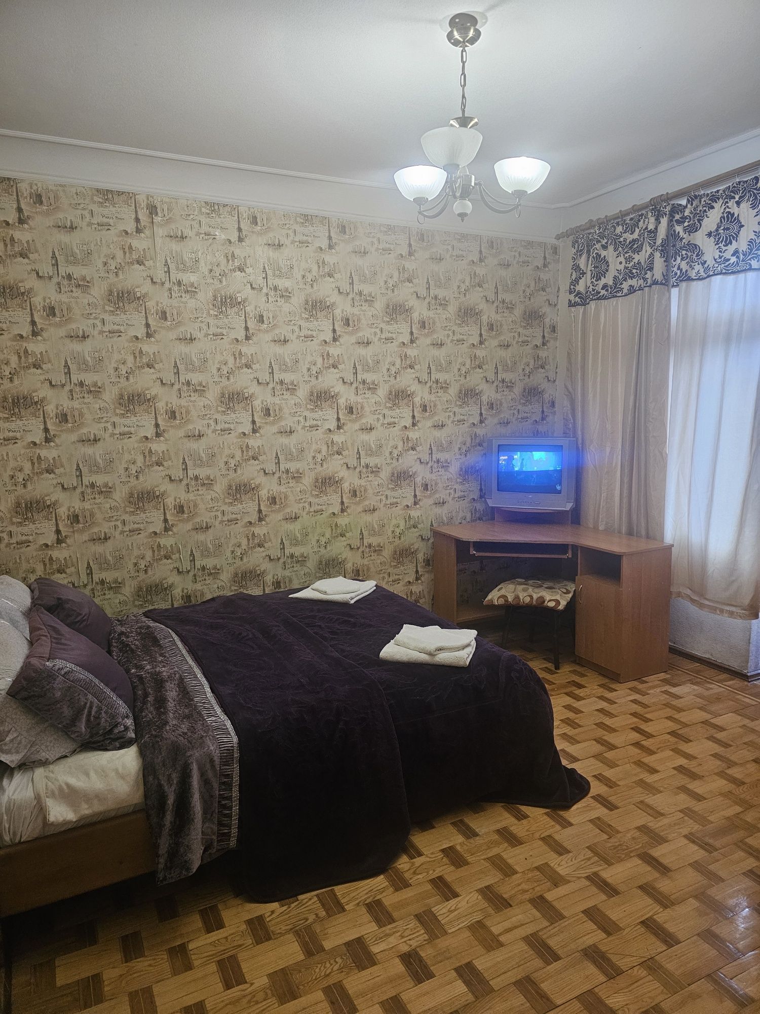 СДАМ ПОСУТОЧНО2к.в центре в парке Бабаева