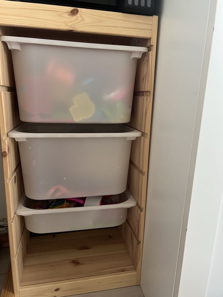 Regał ikea trofast z pojemnikami