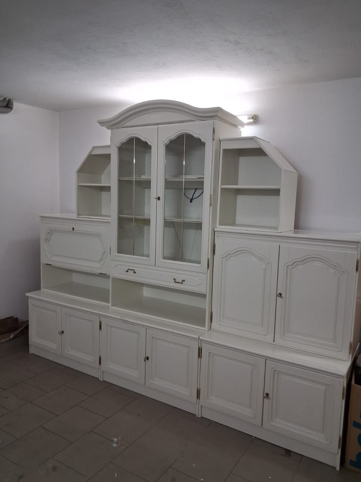 Regał do salonu biały