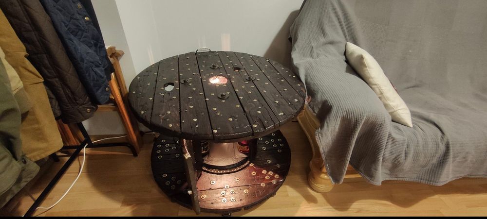 Stolik / barek z drewnianej szpuli – handmade, oświetlenie, klimat!
