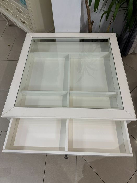 Drewniany stolik kawowy ze szklaną szybą