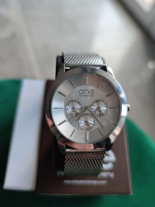 Nietuzinkowy zegarek One Watch.  Nowa bateria.
