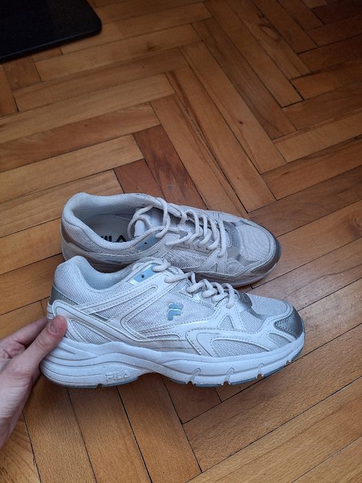 Białe sneakersy FILA