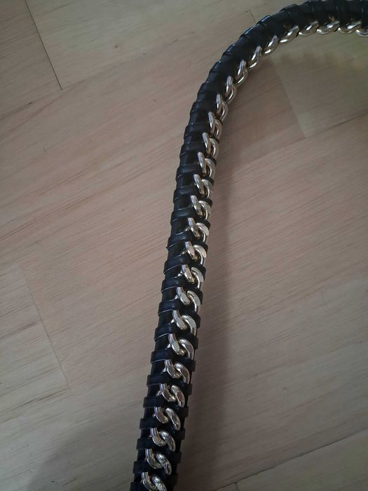 Czarny pasek ze złotym łańcuchem