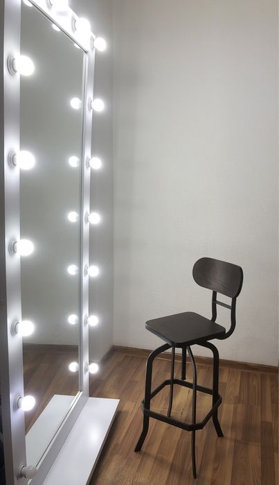 Крісло і дзеркало