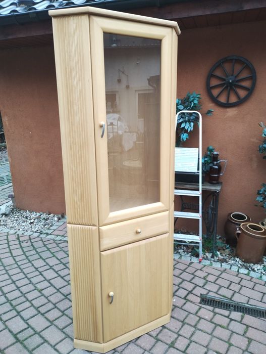 Witryna narożna podświetlana