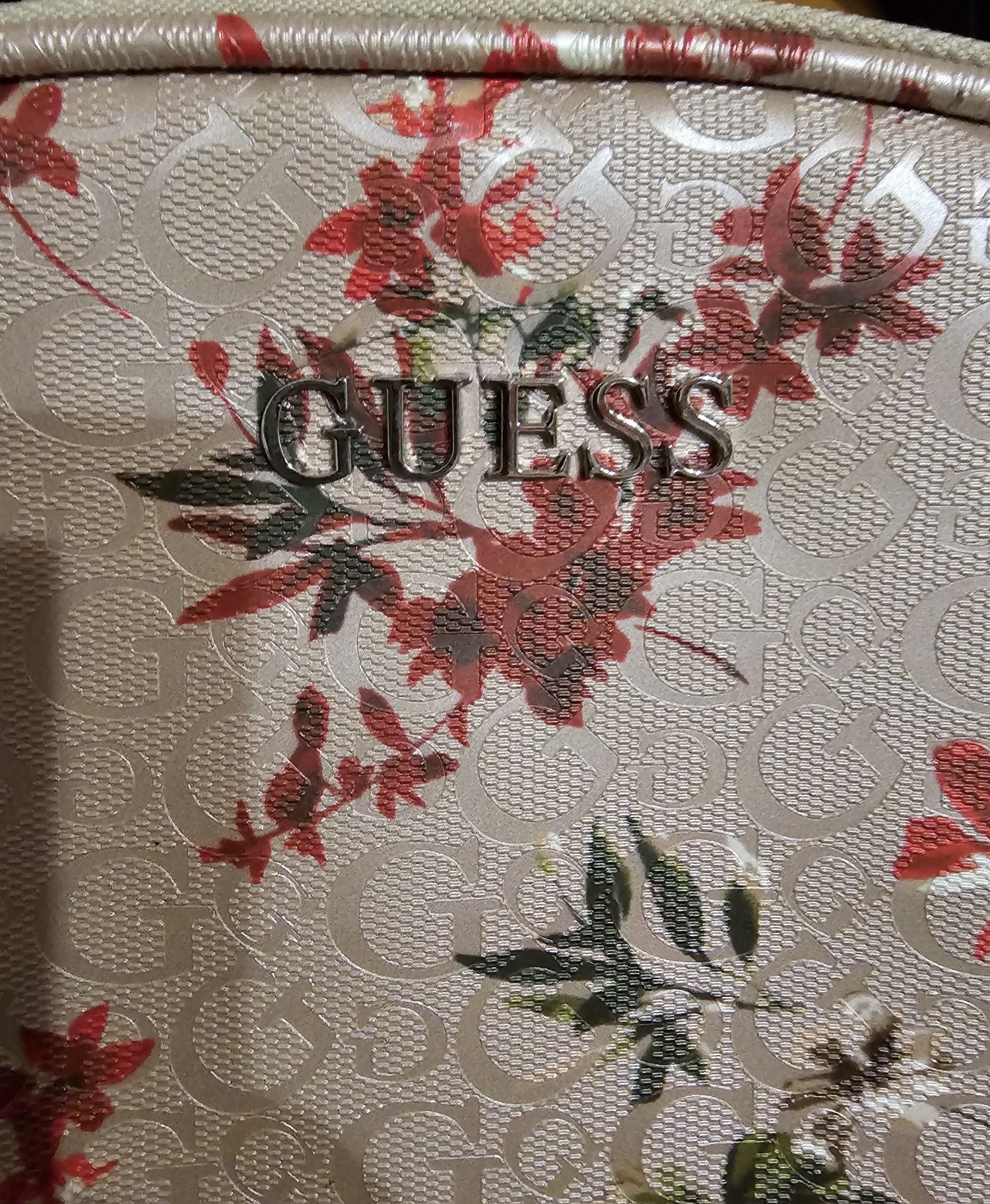 Продам оригинальную косметичку "GUESS "