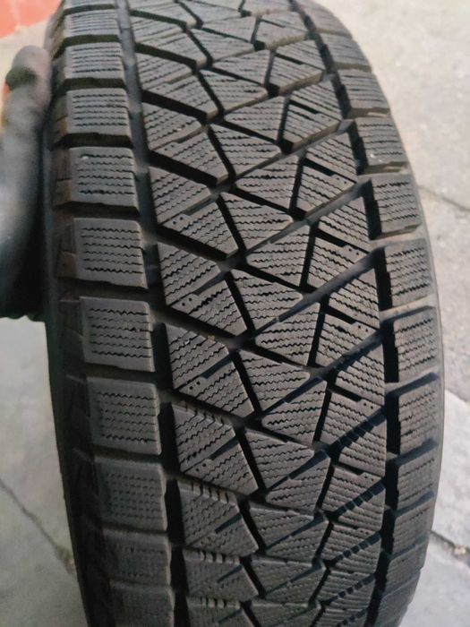 Bridgestone Blizzak DM-V2 R18 235 60 зимові шини