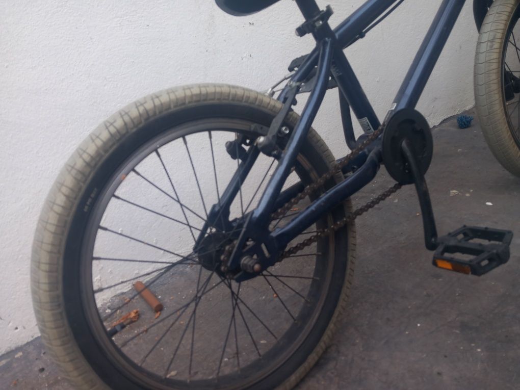 Bmx azul pequena
