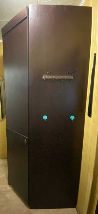 Кутова шафа, з підсвіткою всередині.