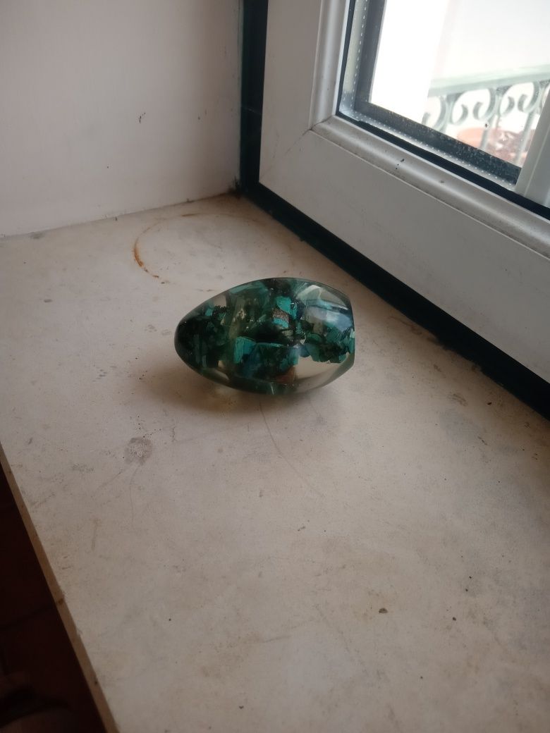Ovo com fragmentos de malaquite