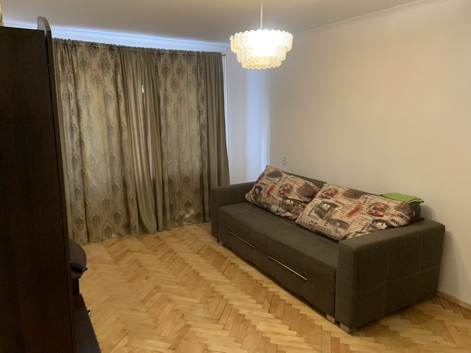 Подобово трикімнатна квартира, Документи,