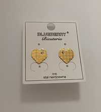 Kolczyki Blueberry złote serca z grawerowaną kratką. Stal chirurgiczna