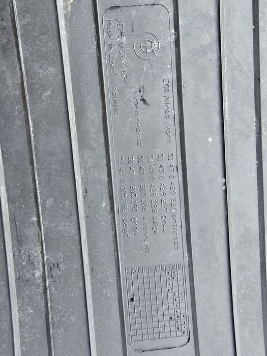 Dywaniki materiałowo- gumowe e60 przód