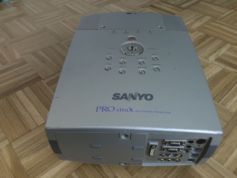Projektor SANYO PLC-XT10 z pilotem