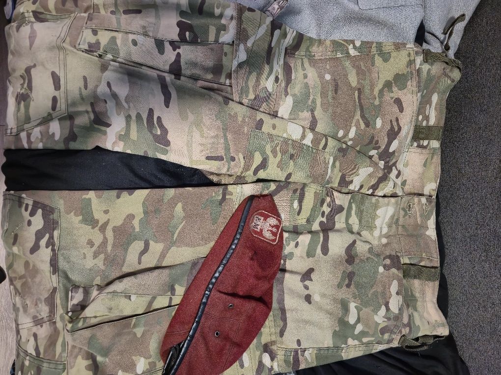 Mundur wojskowy se spodniami i butami moro
