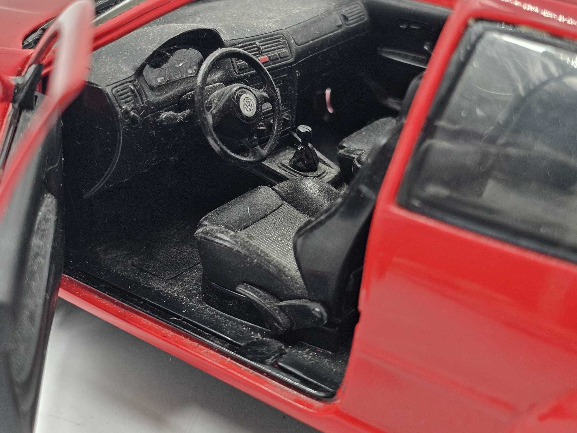 Revell 1/18 - Volkswagen Golf IV GTI