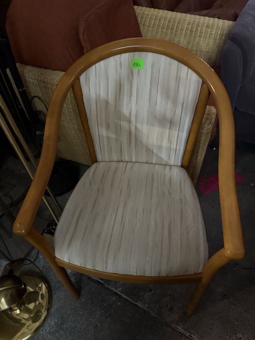 Fotel obrotowy z podnóżkiem w stylu gamingowym