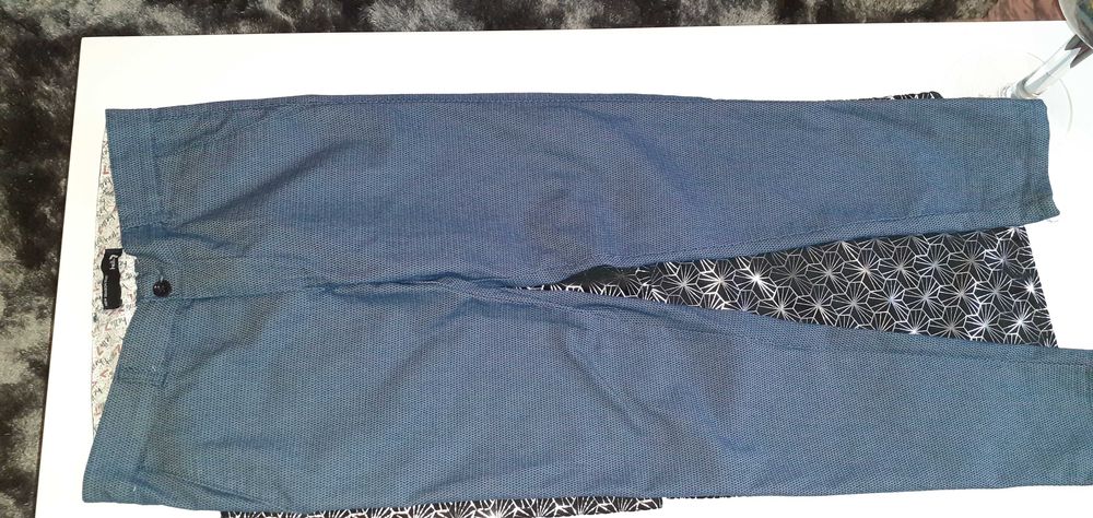 Spodnie eleganckie młodzieżowe L34. Założone 2-3 razy. Na wzr. 164-170