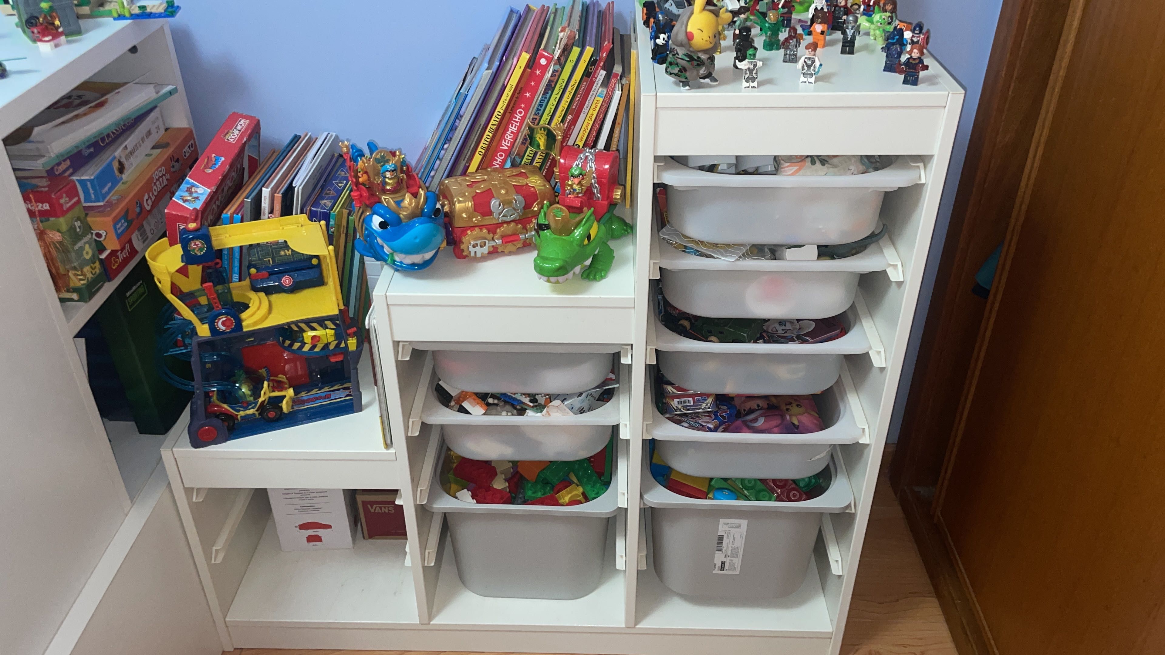 Móvel de arrumação de brinquedos