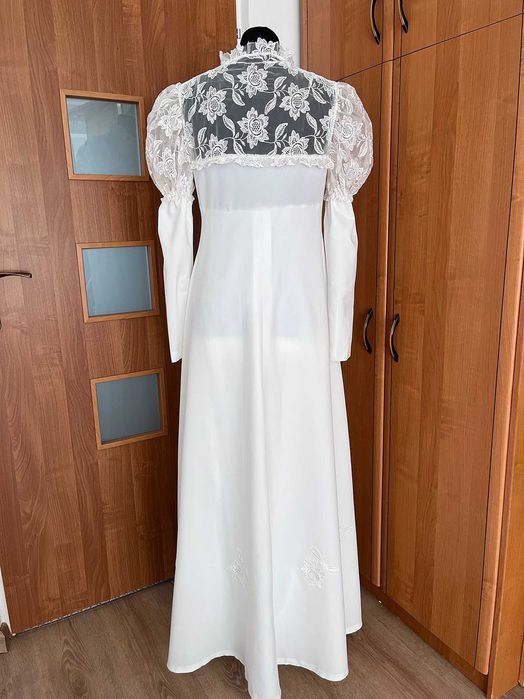 Długa biała suknia ślubna