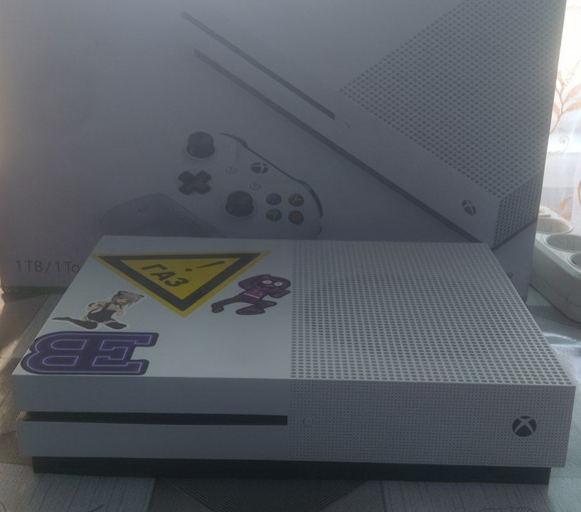 !!СРОЧНО Xbox one s 1-тb. СРОЧНО!!