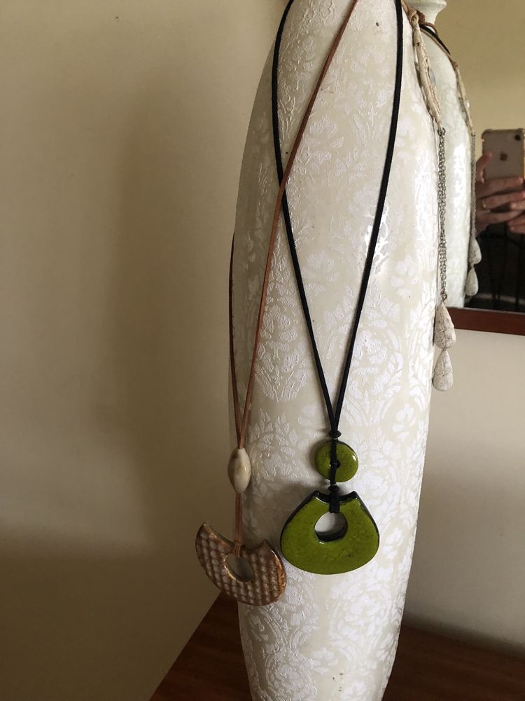 Colares em ceramica novos