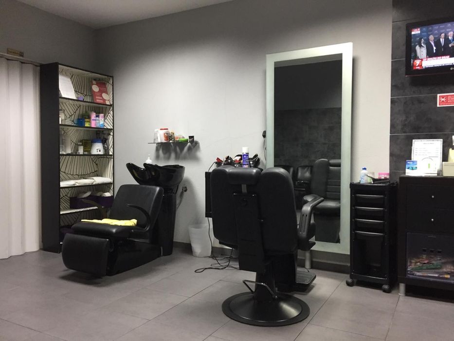 Barbearia / Salão de Cabeleireiro Pronto a Trabalhar – Cruz de Pau