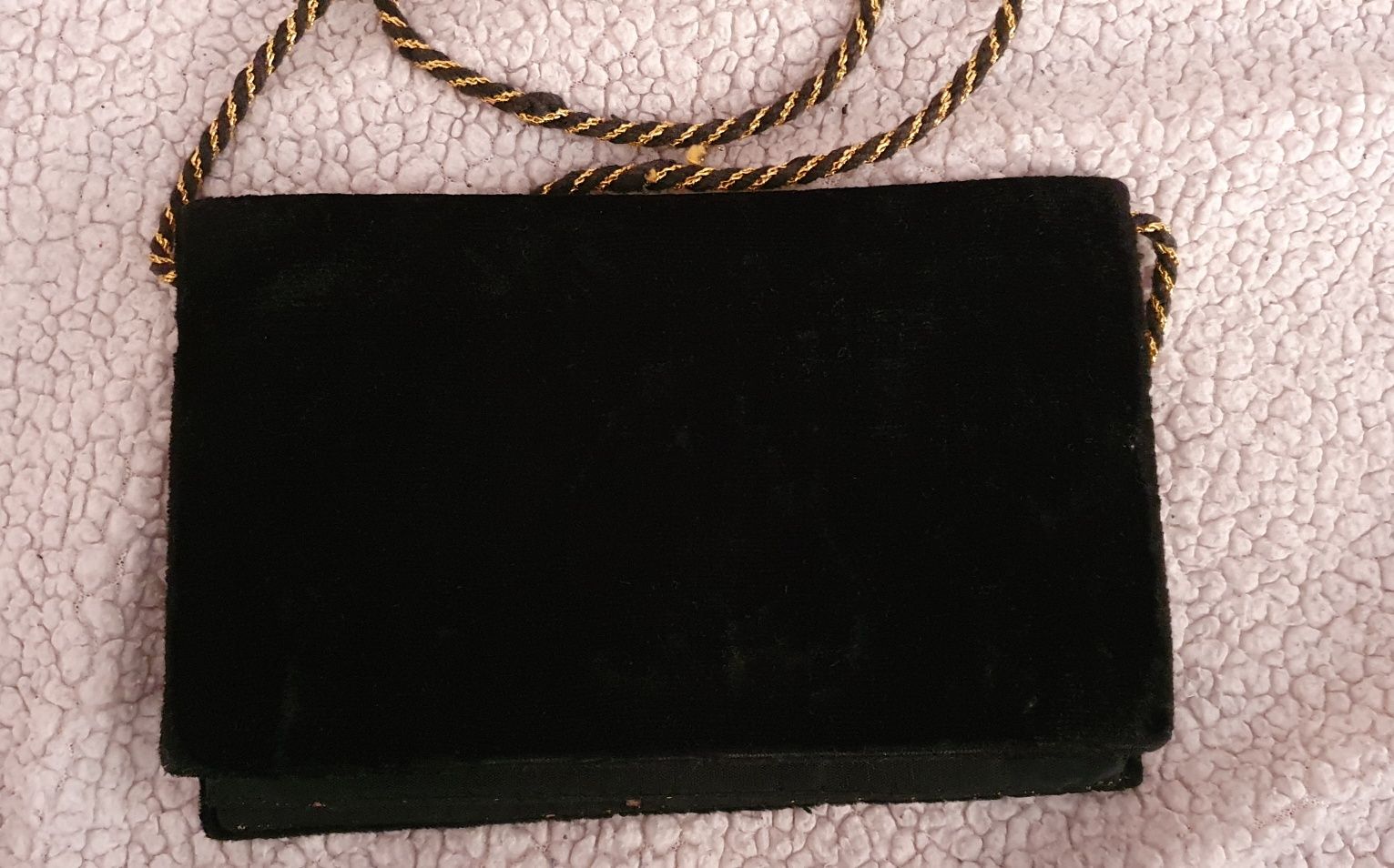 Welurowa torebka na ramie kopertówka, czarna złota