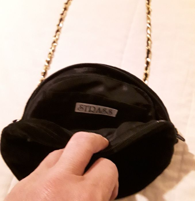 Mala preta em veludo com corrente dourada, Strass