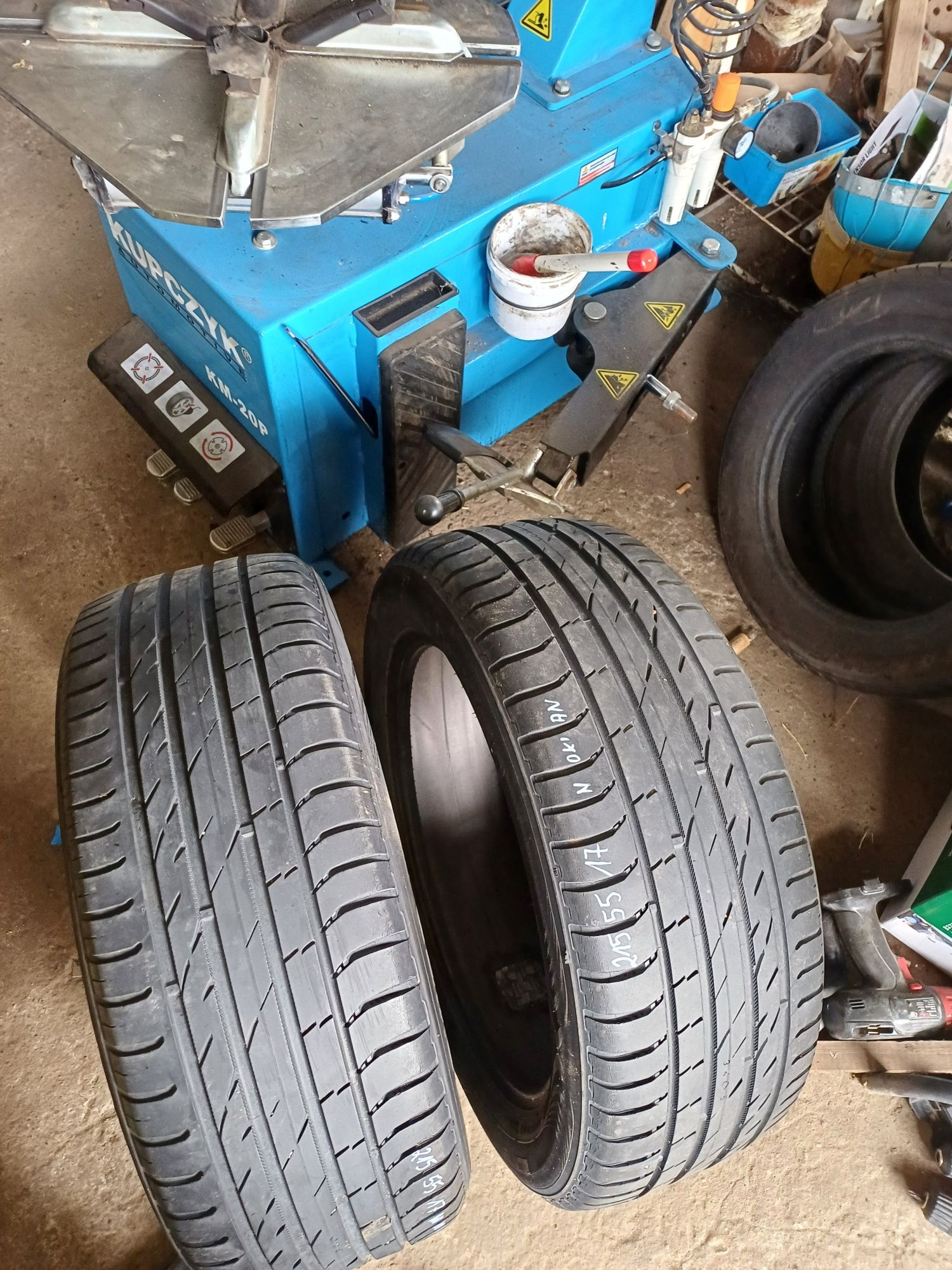215/55R17 Nokian