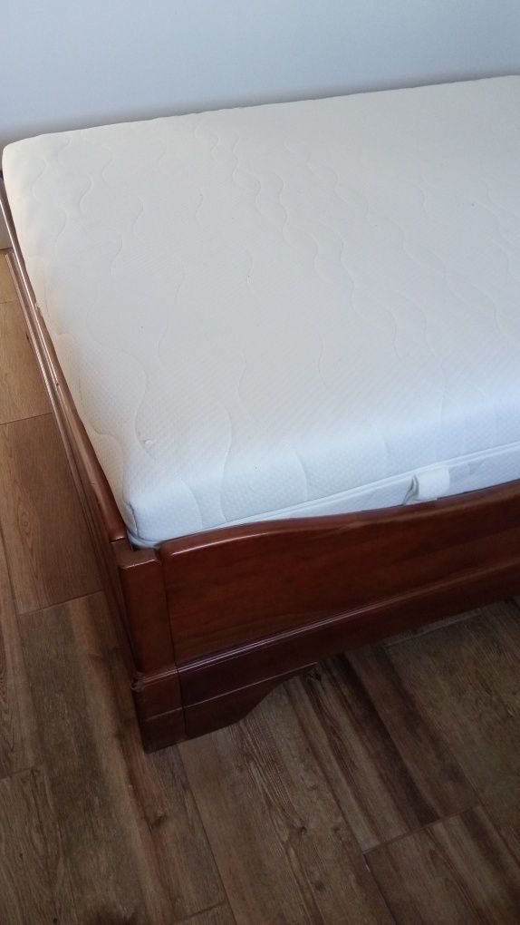 Vendo cama casal com colchão,pouco tempo de uso