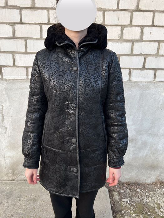 Шкіряна дубленка з тисненним візерунком з овчини