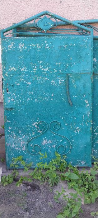 Брама металева з каліткою.