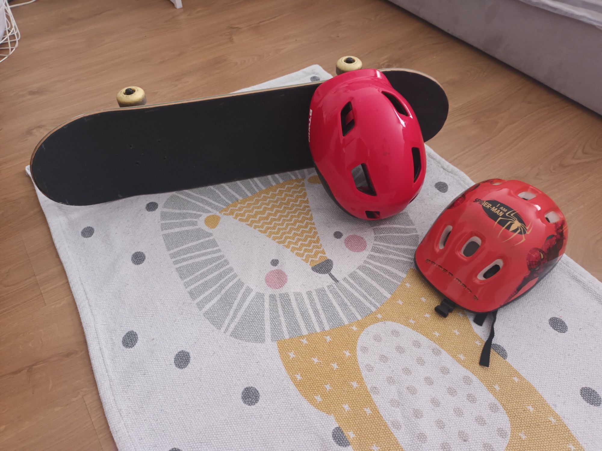 Skate e capacete