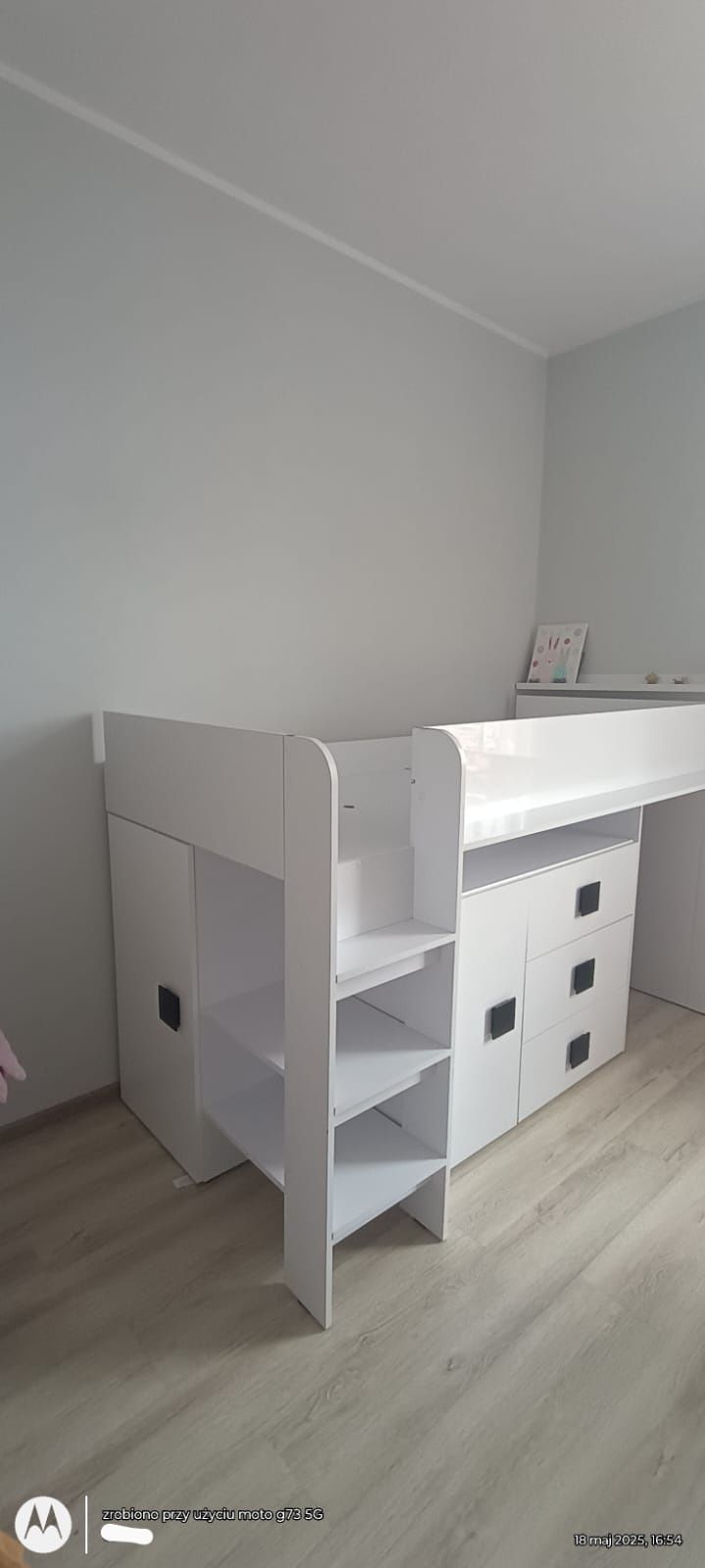 Łóżko piętrowe z biurkiem i szafkami