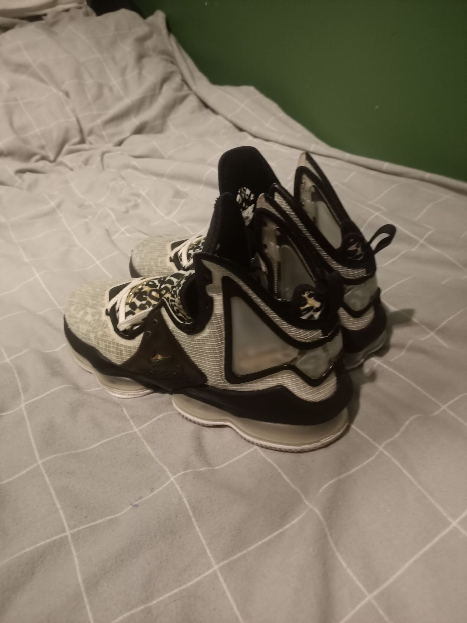 Buty do koszykówki Nike Lebron XIX Royality Metallic Gold