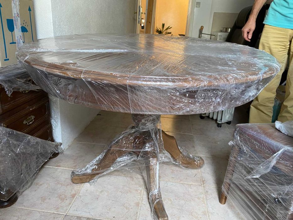 Mesa de jantar em madeira extensível e cadeiras