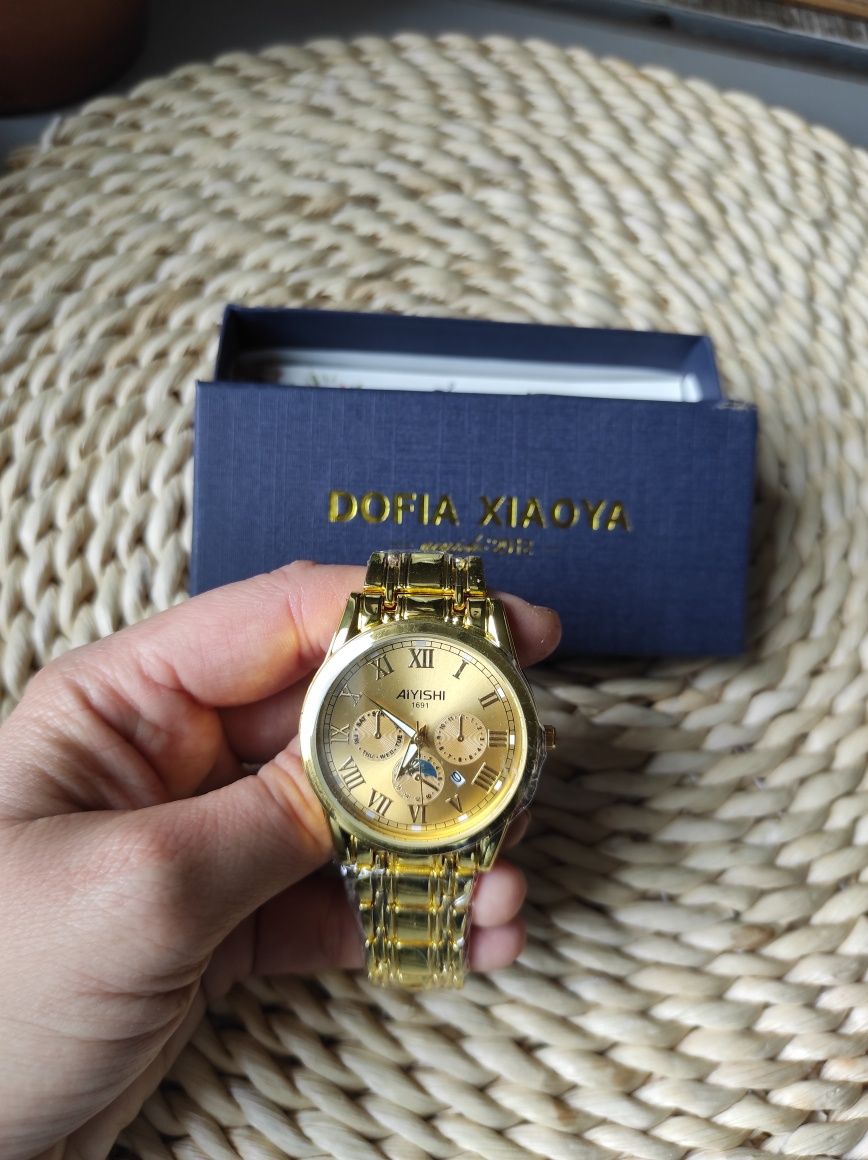 Klasyczny elegancki analogowy zegarek na rękę w kolorze złota nowy