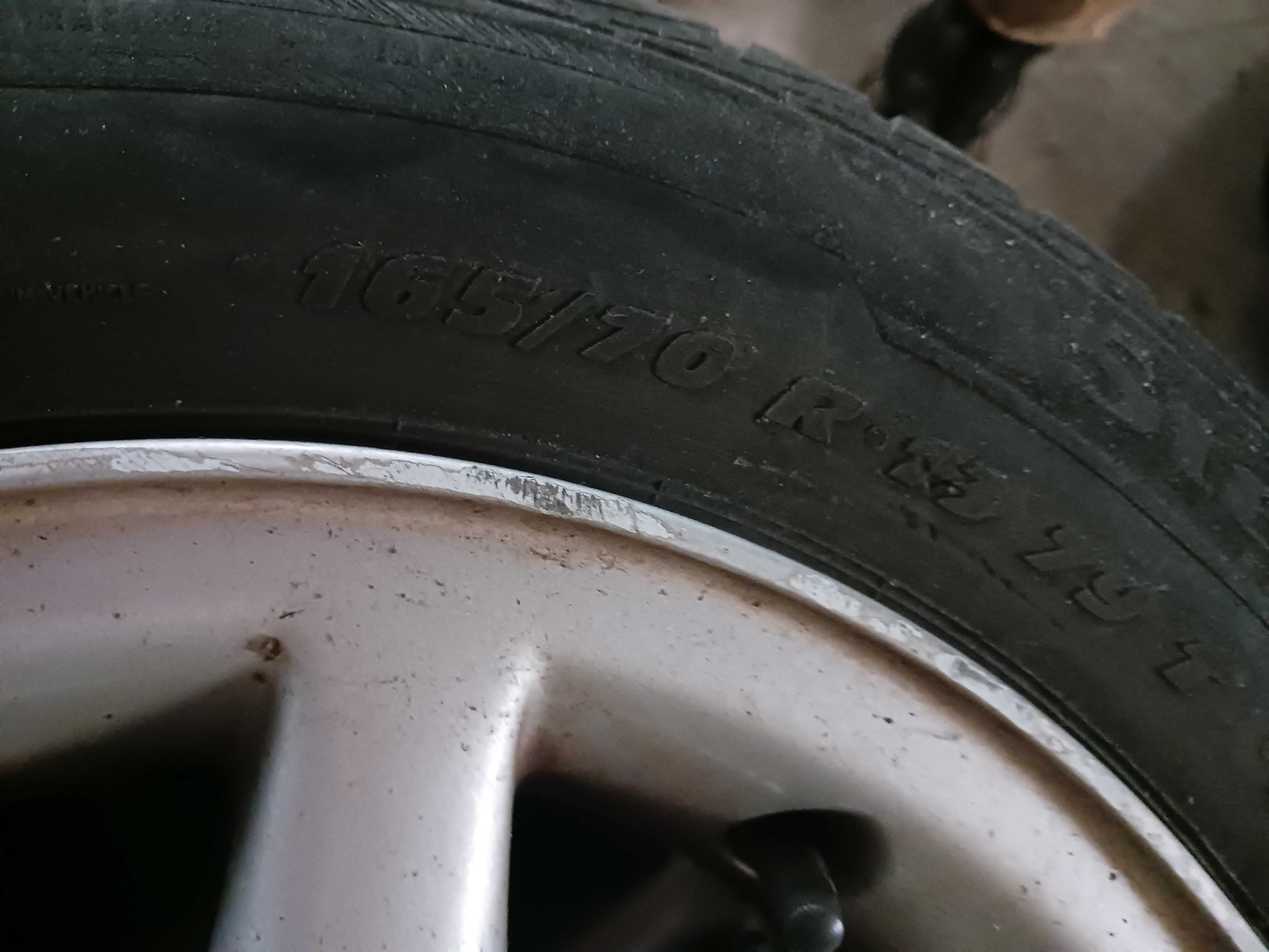 sprzedam 4 używane opony 165/70r13 na aluminiowej feldze.