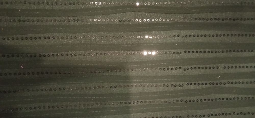 Czarny bieżnik pokryty czarnymi cekinami.