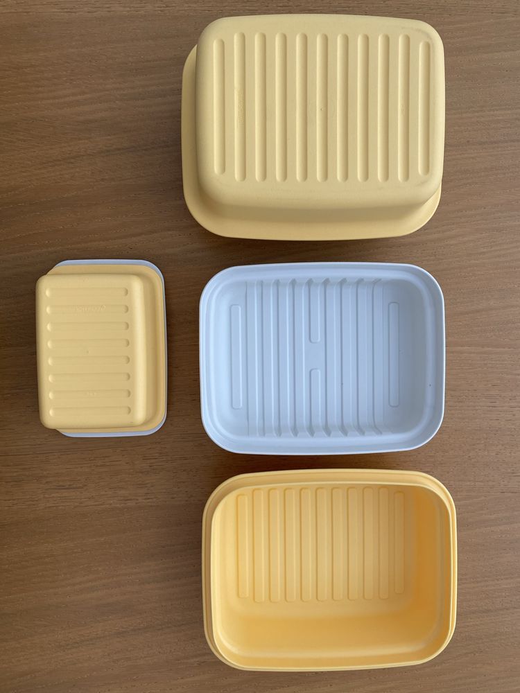 Tupperwares, pratos e copos.