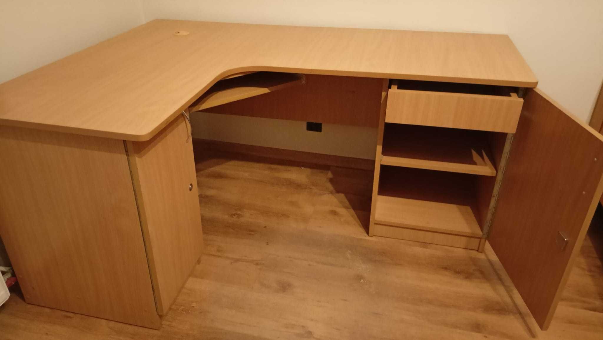 Duże jasne biurko w zestawie z półką ścienną