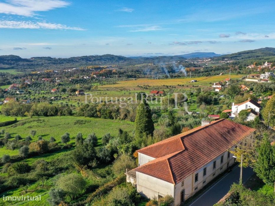 Quinta com 8 ha e solar do século XVIII, na região de Ferreira do Z...