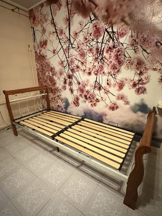 Łóżko z szafką nocną i stolikiem